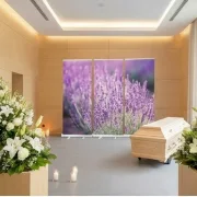 Moderne Trauerhalle mit hellem Holzsarg und mehrteiligem Lavendel Roll-Up Display als stilvolle Dekoration für Trauerfeiern