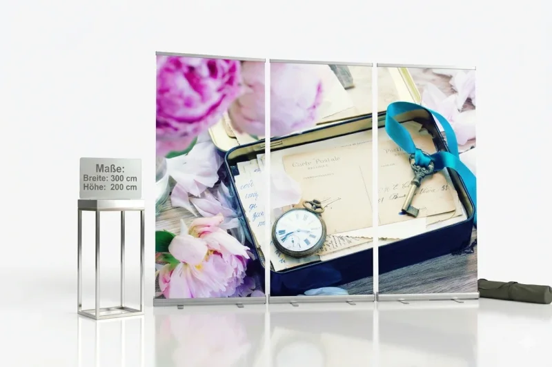 Großformatiges Roll-Up Display-Set für Trauerhallen und Abschiedsräume mit einer geöffneten Metallbox voller Erinnerungsstücke, historischen Postkarten, Taschenuhr, Schlüssel und dekorativen Pfingstrosenblüten.