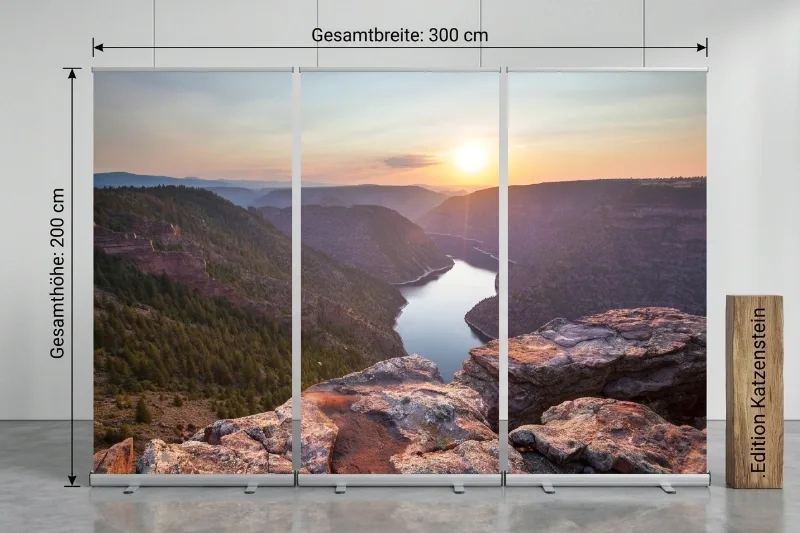 Dreiteiliges Roll-Up Display mit Blick über einen tief eingeschnittenen Bergsee im Abendlicht als Hintergrundgestaltung für Trauerhallen. - Bestatterbedarf Infinity Abschiedsdesign
