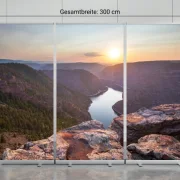 Dreiteiliges Roll-Up Display mit Blick über einen tief eingeschnittenen Bergsee im Abendlicht als Hintergrundgestaltung für Trauerhallen. - Bestatterbedarf Infinity Abschiedsdesign