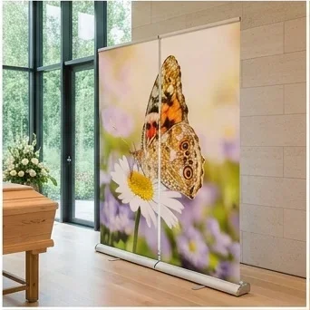 Roll-Up Display mit Schmetterling auf weißer Blüte in heller Trauerhalle neben einem Holzsarg