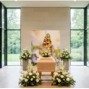 Großes Roll-Up Display mit farbigem Schmetterling auf Margerite als stilvolle Dekoration für Abschiedsräume