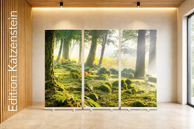 Dreiteiliges Roll-Up Display mit lichtdurchflutetem Mooswald für Trauerhallen und Abschiedsräume. 300 × 200 cm, B1-zertifiziert und schnell aufgebaut. - Infinity Abschiedsdesign