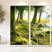 Dreiteiliges Roll-Up Display mit lichtdurchflutetem Mooswald in einem modern gestalteten Showroom mit heller Architektur und natürlichen Materialien.