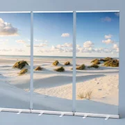 Dreiteiliges Roll-Up Display mit heller Nordseedünen-Landschaft, Dünengras, Strand und weitem Himmel für Trauerhallen und Abschiedsräume.