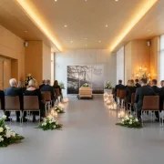 Bild einer Trauerfeier mit Roll-Up zur Dekoration mit Motiv 