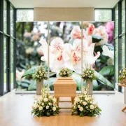 Modern dekorierte Trauerhalle mit Blütenmotiv - Infinity - Edition Katzenstein