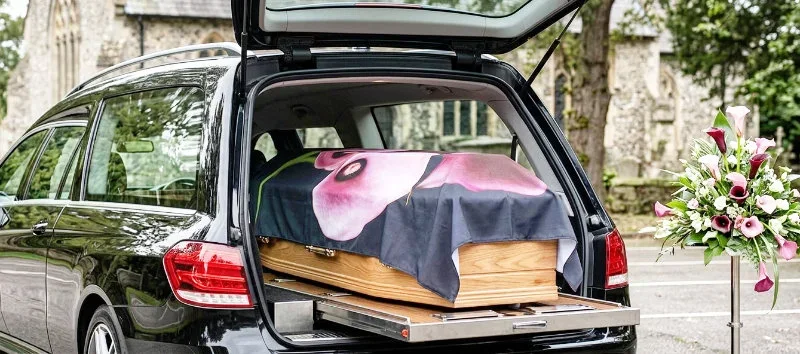 Leichenwachen mit Sarg und Sargbanner - Bestatterbedarf der Edition Katzenstiein