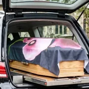 Leichenwachen mit Sarg und Sargbanner - Bestatterbedarf der Edition Katzenstiein