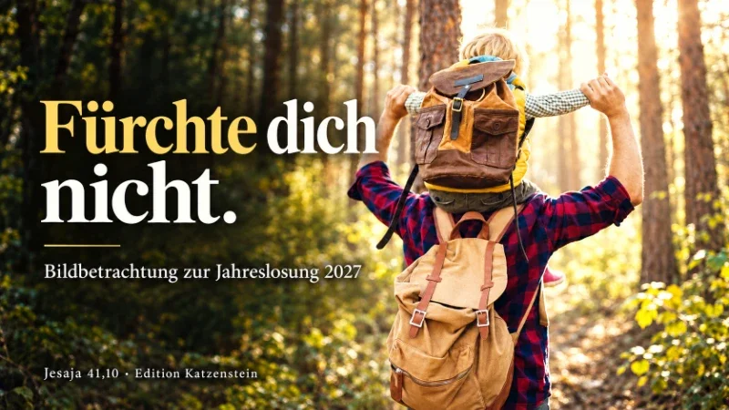 Ein Vater trägt seinen Sohn auf den Schultern durch einen sonnenbeschienenen Wald. Titelbild zur Jahreslosung 2027: „Fürchte dich nicht.“