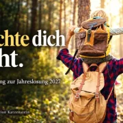 Ein Vater trägt seinen Sohn auf den Schultern durch einen sonnenbeschienenen Wald. Titelbild zur Jahreslosung 2027: „Fürchte dich nicht.“