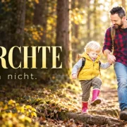 Vater und Sohn gehen Hand in Hand über eine Wurzel im Wald; groß im Bild steht „Fürchte“.