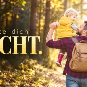 Ein Vater trägt seinen Sohn mit himbeerroten Gummistiefeln auf den Schultern durch den Wald; groß im Bild steht „Nicht“. - Jahreslosung 2027