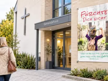 Bunte Boten der Hoffnung: Wie Fassadenbanner zur Jahreslosung 2027 Kirchengemeinden Sichtbarkeit verleihen