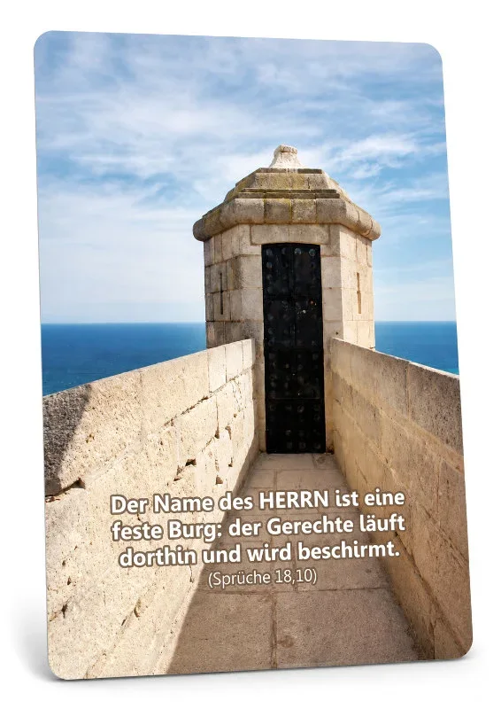 Christliche Postkarte von Edition Katzenstein mit einer historischen Festung am Meer und dem Bibelvers aus Sprüche 18,10: Der Name des HERRN ist eine feste Burg.