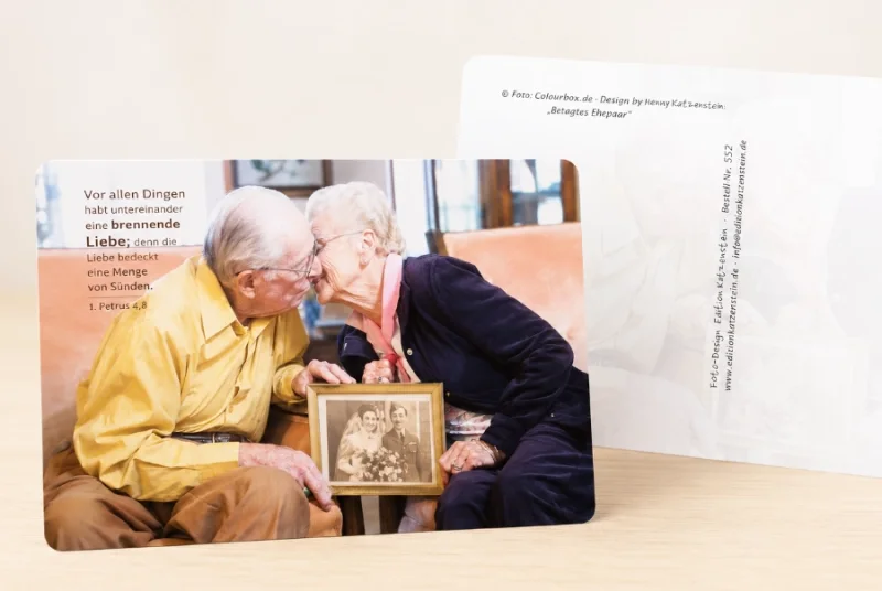 Hochwertiges Produktfoto der christlichen Postkarte „Liebe“ (1. Petrus 4,8) im DIN-A6-Querformat. Vorder- und Rückseite mit edlem Wasserzeichen und leicht abgerundeten Ecken stilvoll präsentiert.