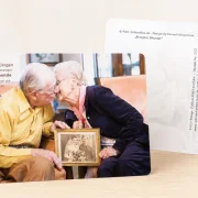 Hochwertiges Produktfoto der christlichen Postkarte „Liebe“ (1. Petrus 4,8) im DIN-A6-Querformat. Vorder- und Rückseite mit edlem Wasserzeichen und leicht abgerundeten Ecken stilvoll präsentiert.
