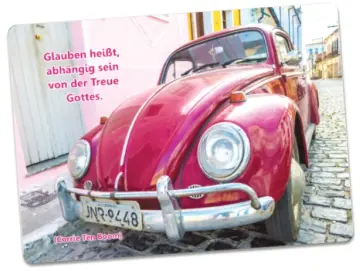 Christliche Postkarte: Himbeerfarbener VW-Käfer am Straßenrand