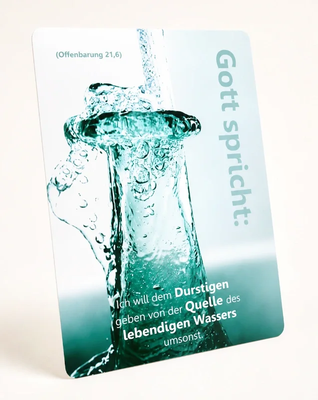 Hochwertiges Produktfoto der christlichen DIN-A6-Postkarte „Lebendiges Wasser“ im Hochformat mit leicht abgerundeten Ecken. Das Motiv zeigt eine mit Wasser gefüllte Glasflasche und den Bibelvers aus Offenbarung 21,6 über die Quelle des lebendigen Wassers.