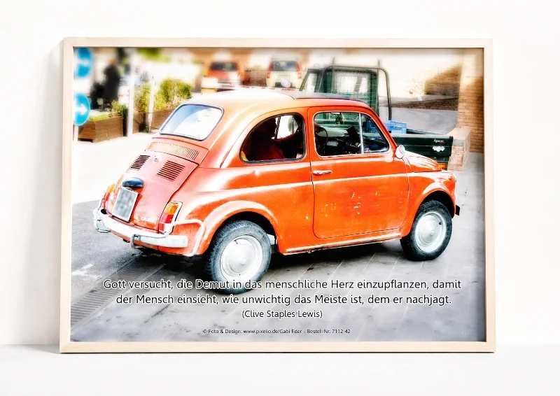Hochwertiges Produktfoto des christlichen DIN-A1-Querformat-Posters mit einem klassischen Fiat 500 und einem inspirierenden Zitat von C. S. Lewis über Demut.