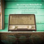 ochwertiges christliches Poster im Format A2 mit Motiv „Altes Radio“ und Zitat von Werner Freiherr von Braun über Jesus Christus und die Auferstehung.