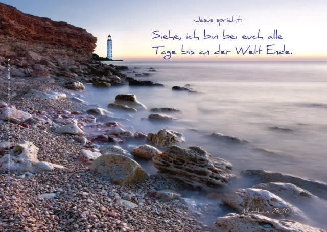 Leuchtturm an einem felsigen Strand bei ruhigem Meer, fotografiert im warmen Licht – Motiv für ein christliches Poster mit Bibelvers Matthäus 28,20.