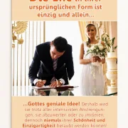 Christliches DIN A2 Poster von Edition Katzenstein über die Ehe als Gottes geniale Idee. Das Motiv zeigt ein Brautpaar während der standesamtlichen Trauung und vermittelt ein biblisches Verständnis von Ehe und Treue.