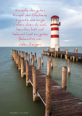 Ein Leuchtturm über ruhigen Holzstegen an der Küste; warmes Licht, symbolisch für Orientierung und Glauben, ergänzt durch den Bibelvers 1. Timotheus 6,12.
