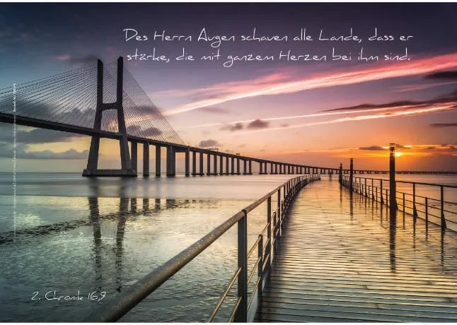 Fotografie einer modernen Hängebrücke im Querformat mit Bibelvers 2. Chronik 16,9 – symbolisch für Vertrauen, Stärke und Gottes Schutz.