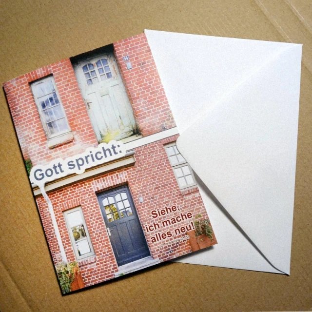 Obere Bildhälfte zeigt eine alte, verwitterte Haustür; untere Hälfte dieselbe Tür, frisch renoviert – Symbol für Erneuerung gemäß Offenbarung 21,5