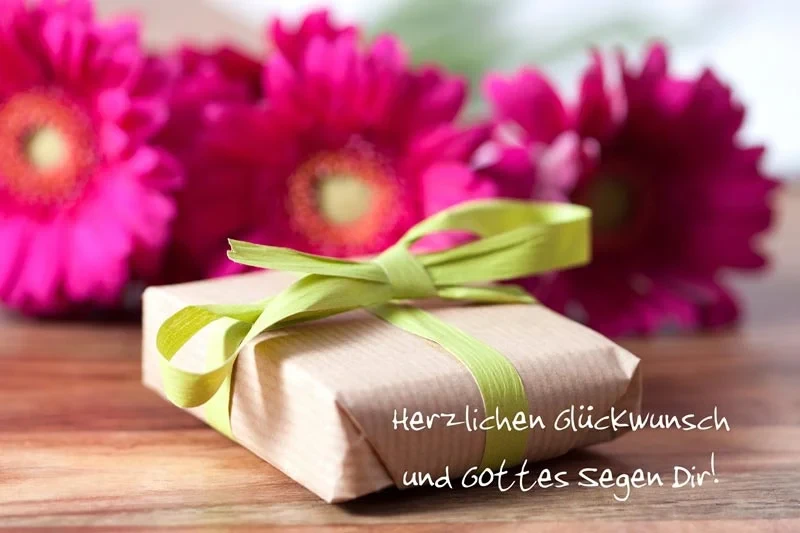Glückwunschkarte: Geschenk vor Blumen -  mit Briefkuvert