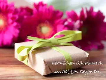 Glückwunschkarte: Geschenk vor Blumen -  mit Briefkuvert