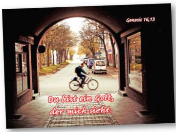 Faltkarte Jahreslosung 2023: Radfahrer vor Torbogen