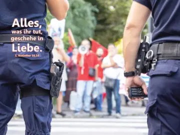 Jahreslosung 2024 Postkarte -Polizisten und Demonstranten