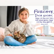 Freigestelltes DIN-A2-Poster zur Jahreslosung 2027 mit einem Mädchen und einer Katze am Fenster