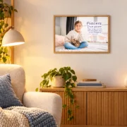 Gerahmtes DIN-A2-Poster mit Mädchen, Katze und Jesaja 41,10 über einer Anrichte in einer modernen Leseecke