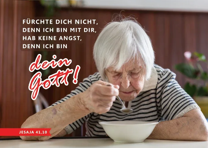Ältere Frau allein am Tisch auf einer Postkarte zur Jahreslosung 2027 aus Jesaja 41,10