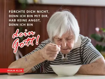 Jahreslosung 2027 Postkarte Einsame Mahlzeit – ältere Frau allein am Tisch