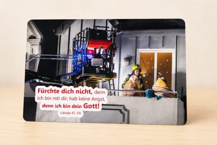Feuerwehrmann kommt zu altem Ehepaar mittels Drehleiter zum Helfen