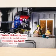 Feuerwehrmann kommt zu altem Ehepaar mittels Drehleiter zum Helfen