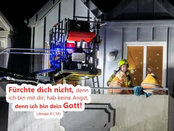 Jahreslosung 2027 Postkarte Feuerwehrmann hilft Ehepaar | Jesaja 41,10
