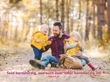 Kühlschrankmagnet Jahreslosung 2022: Vater hält Kinder im Arm