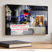 Leinwandbild zur Jahreslosung 2027 mit Feuerwehrmotiv in 30 × 20 cm über einem Schreibtisch, mit 2 cm Rahmentiefe.