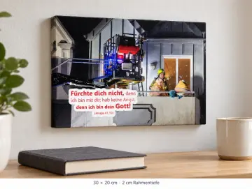 Leinwandbild Jahreslosung 2027: Feuerwehrmann hilft Ehepaar