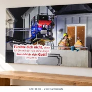 Großes Leinwandbild zur Jahreslosung 2027 mit Feuerwehrmotiv in 120 × 80 cm über einer Holzbank im hellen Kirchenfoyer.