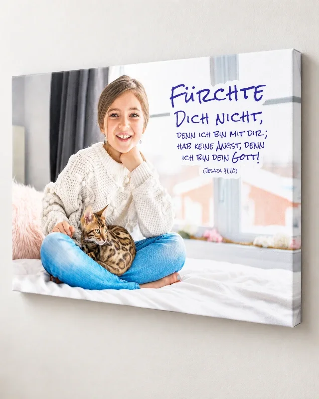 Leinwandbild zur Jahreslosung 2027 mit Mädchen und Katze, seitlich fotografiert mit sichtbarer Gewebestruktur und umgeschlagener Leinwandkante.