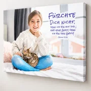 Leinwandbild zur Jahreslosung 2027 mit Mädchen und Katze, seitlich fotografiert mit sichtbarer Gewebestruktur und umgeschlagener Leinwandkante.