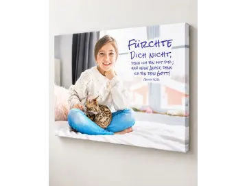 Leinwandbild Jahreslosung 2027: Mädchen mit Katze am Fenster