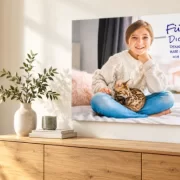 Leinwandbild Jahreslosung 2027: Mädchen mit Katze am Fenster