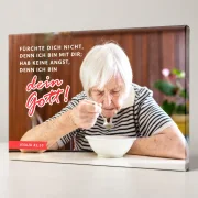 Leinwandbild mit Seniorin beim Essen und Jesaja 41,10 in leicht seitlicher Studioansicht mit sichtbarer Leinwandstruktur.